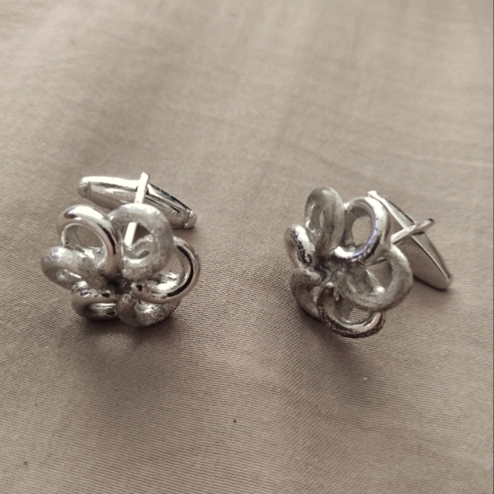 Flower cuff links